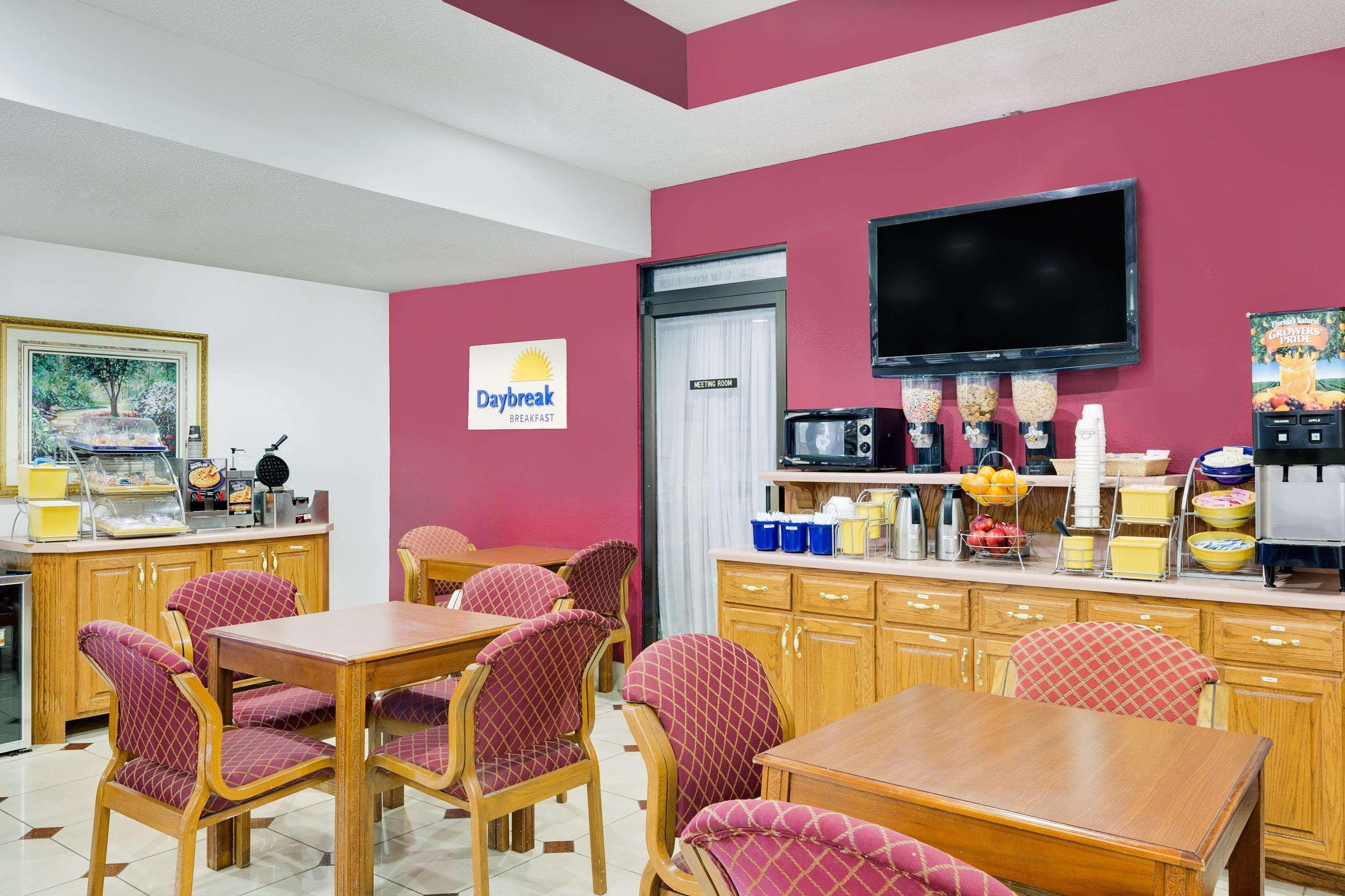 Days Inn & Suites By Wyndham Starkville Exteriör bild