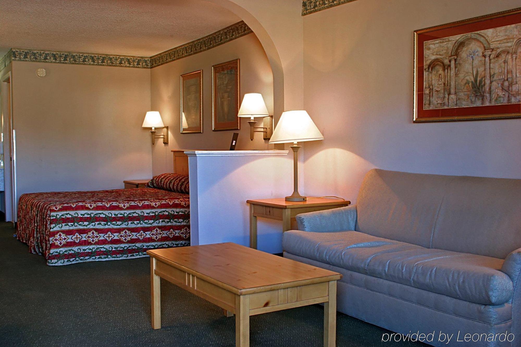 Days Inn & Suites By Wyndham Starkville Rum bild