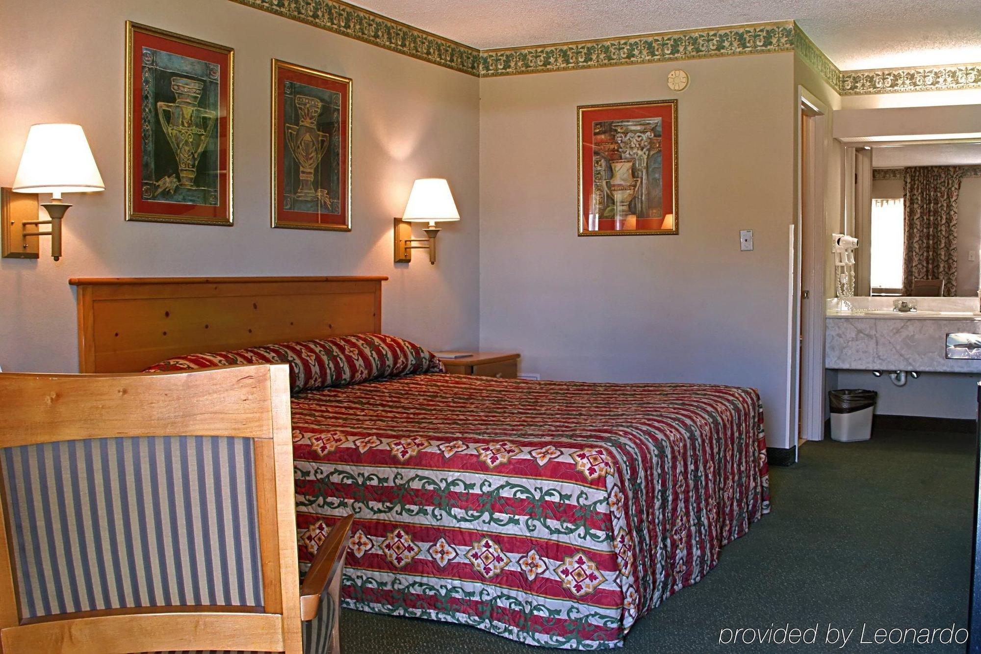 Days Inn & Suites By Wyndham Starkville Rum bild